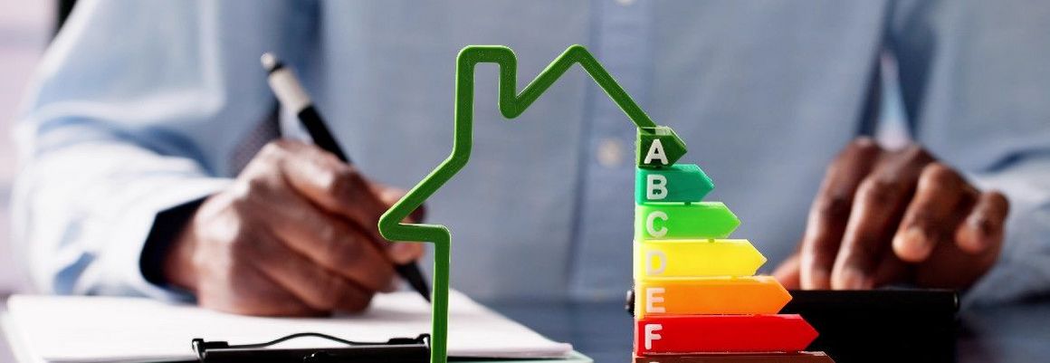 Person berechnet Energieeffizienz